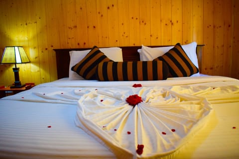 Deluxe Room, Mountain View | Desk, soundproofing, free WiFi, bed sheets
