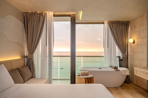 Seaview Skybath | Egyptian cotton sheets, premium bedding, minibar, in-room safe