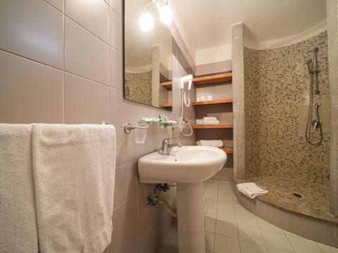 Junior Room | Bathroom | Shower, free toiletries, hair dryer, bidet