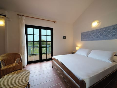 Minibar, in-room safe, desk, bed sheets