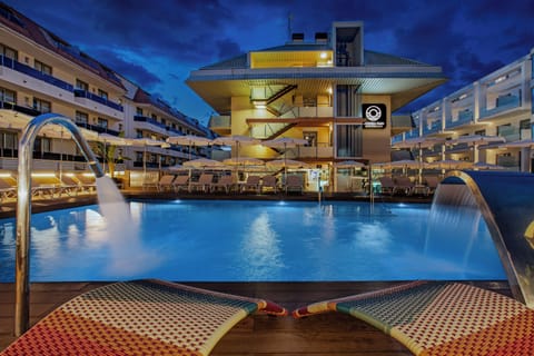 Outdoor pool, pool umbrellas, sun loungers