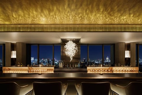 5 restaurants; breakfast, lunch, dinner, and brunch served
