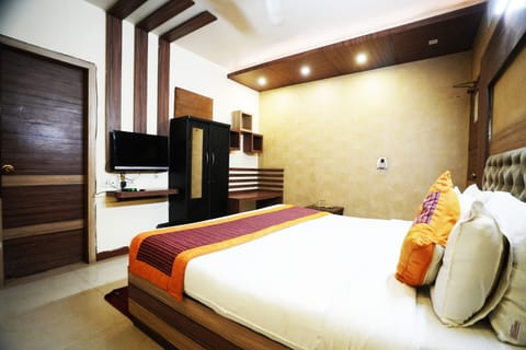 Deluxe Room | 1 bedroom, desk, iron/ironing board, free WiFi