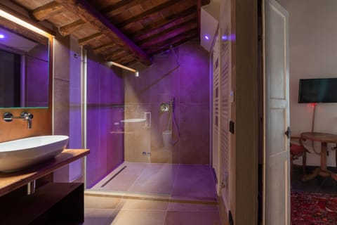 Family Studio Suite | Bathroom | Shower, free toiletries, hair dryer, towels