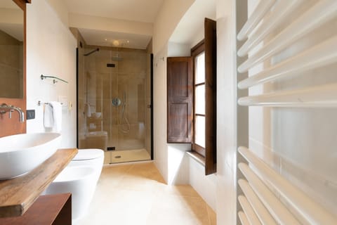 Studio Suite | Bathroom | Shower, free toiletries, hair dryer, towels