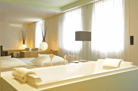 Suite | Bathroom | Free toiletries, hair dryer, towels