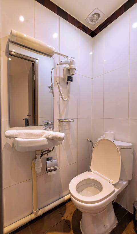 Single Room | Bathroom | Shower, free toiletries, towels