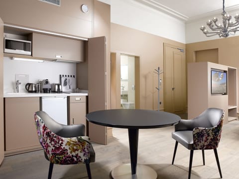Comfort Suite | Private kitchenette | Fridge, microwave, espresso maker, coffee/tea maker