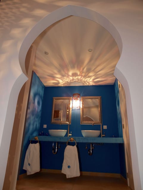 Suite | Bathroom | Shower, hair dryer, towels