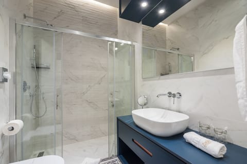 Deluxe Double Room (with extra bed) | Bathroom | Free toiletries, hair dryer, slippers, towels