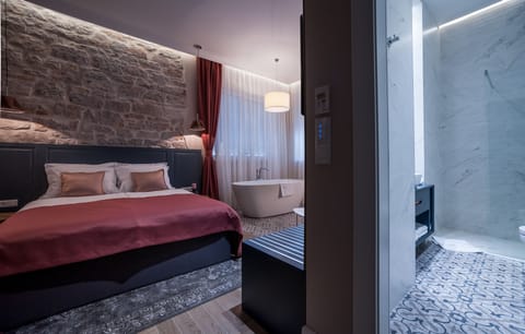 Deluxe Double Room, Bathtub | Premium bedding, free minibar items, desk, laptop workspace