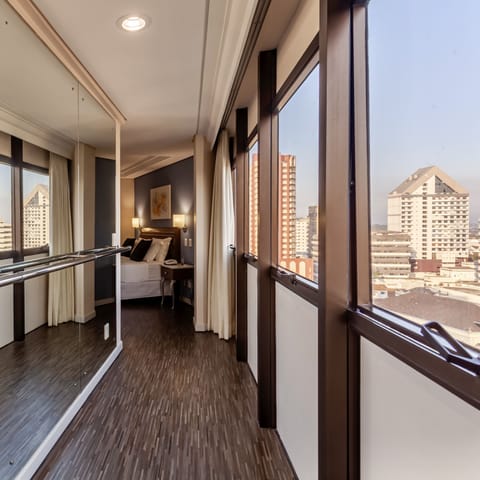 Premium Suite, 1 Queen Bed | City view