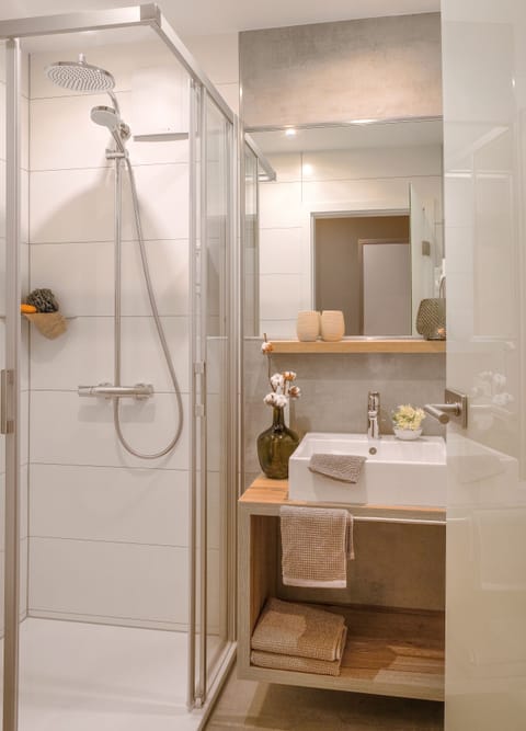 Shower, rainfall showerhead, free toiletries, hair dryer