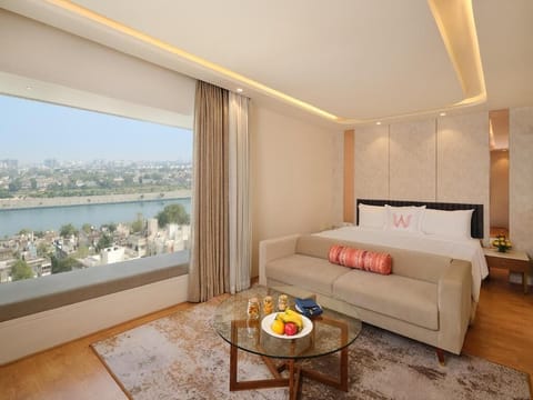 Deluxe Room, 1 King Bed (Studio Apartment) | Minibar, in-room safe, desk, laptop workspace