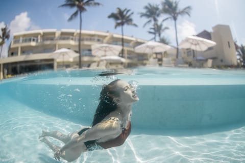 Outdoor pool, pool umbrellas, sun loungers