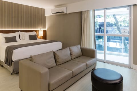 SUITE JUNIOR CASAL VISTA FRENTE | Minibar, in-room safe, desk, soundproofing