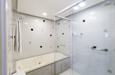 COBERTURA | Bathroom | Shower, free toiletries, hair dryer, towels