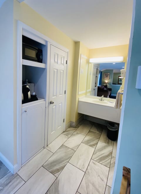 Deluxe King Cottage | Bathroom | Free toiletries, hair dryer, towels