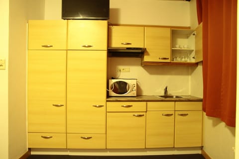 Studio, Kitchenette | Shared kitchen