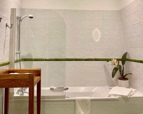 Classic Double Room, Garden View (Le Clos Chapon) | Room amenity