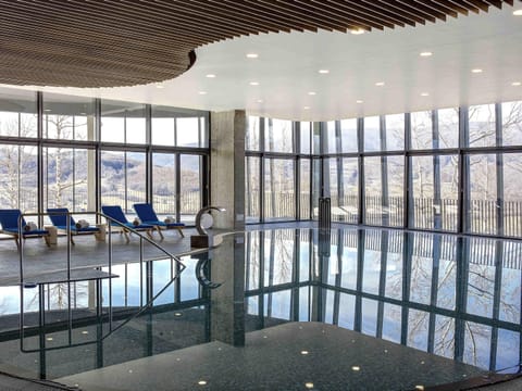 Indoor pool, sun loungers