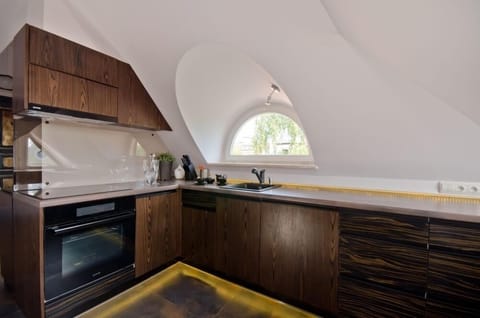 Apartment (Galeria I) | Private kitchen | Fridge, microwave, oven, stovetop