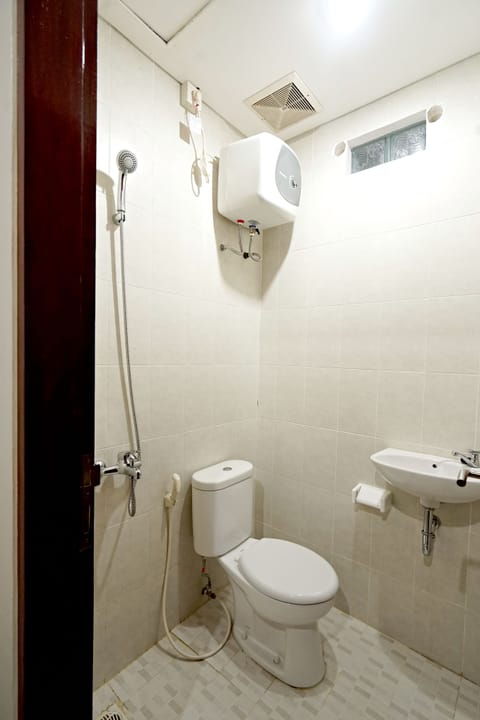 Deluxe Double Room | Bathroom | Shower, free toiletries, towels