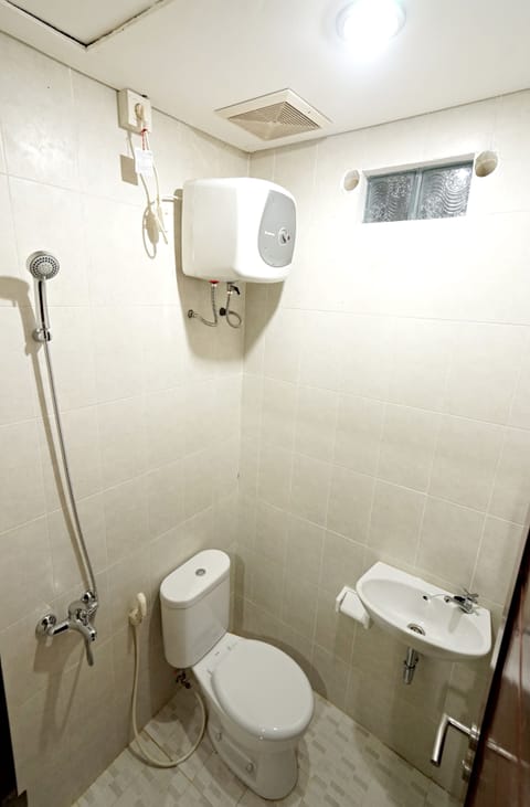 Deluxe Twin Room | Bathroom | Shower, free toiletries, towels