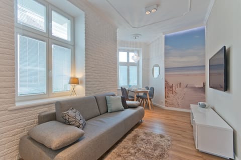 Apartment | Living room | Flat-screen TV