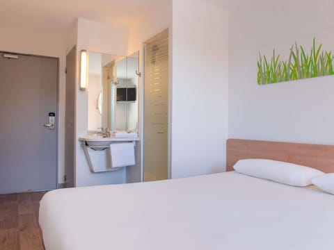 Double Room | Desk, blackout drapes, free WiFi, bed sheets