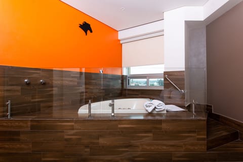 Junior Suite | Bathroom | Shower, hair dryer, towels