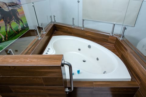 Deluxe Suite | Jetted tub