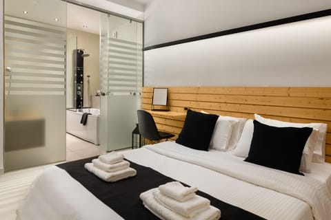 Deluxe Suite, 1 King Bed with Sofa bed, Ground Floor | Bathroom | Bathtub, free toiletries, hair dryer, bathrobes