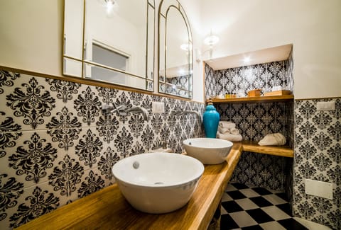 Junior Suite | Bathroom | Shower, free toiletries, hair dryer, bathrobes