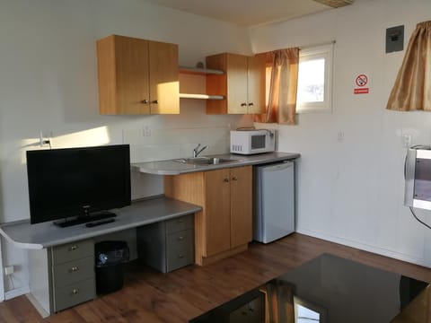 Comfort Suite, 1 Bedroom | Private kitchen | Fridge, microwave