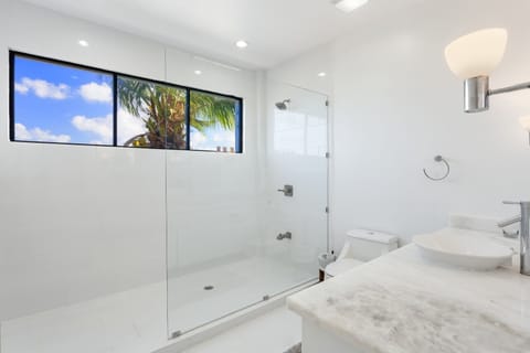 Luxury Penthouse | Bathroom | Hydromassage showerhead, free toiletries, hair dryer, bathrobes