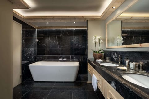 Suite | Bathroom | Eco-friendly toiletries, hair dryer, bathrobes, towels