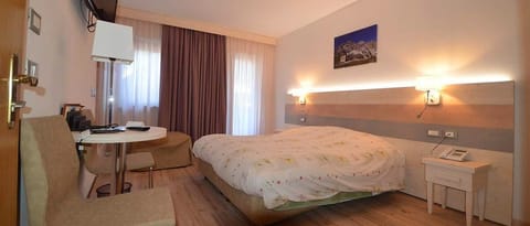 Triple Room | In-room safe, desk, blackout drapes, free WiFi