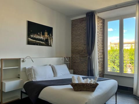 Deluxe Double Room | Minibar, in-room safe, desk, iron/ironing board