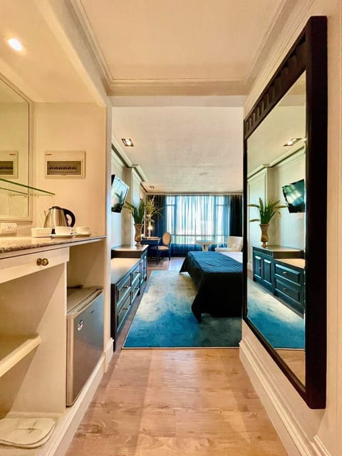 Premier Room | Minibar, in-room safe, desk, blackout drapes