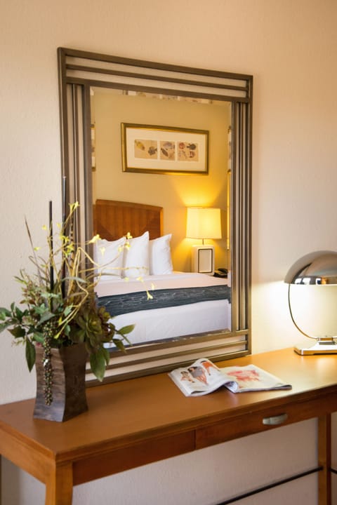 Deluxe Room, 1 King Bed | Premium bedding, desk, iron/ironing board, free cribs/infant beds