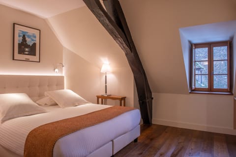 Suite Bravard | Bathroom | Slippers, soap, shampoo, toilet paper