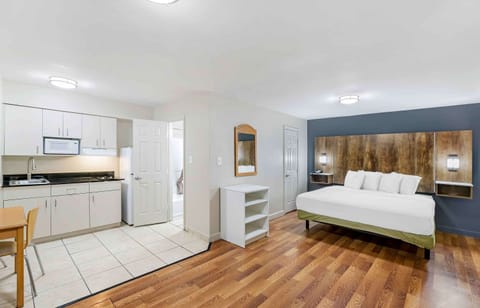 Studio, 1 King Bed, Non Smoking | Desk, laptop workspace, blackout drapes, iron/ironing board