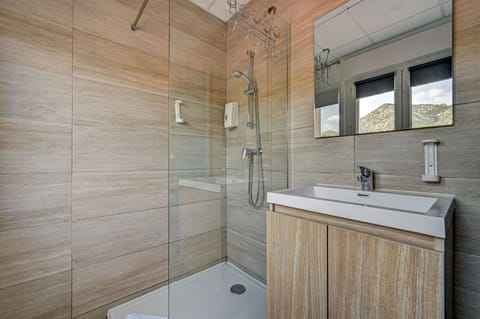 Comfort Double Room | Bathroom | Shower, free toiletries, hair dryer, towels