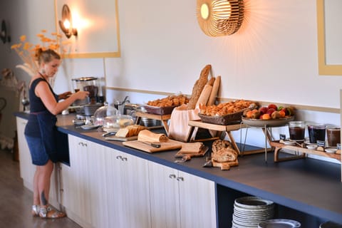 Breakfast (EUR 12.00 per person)