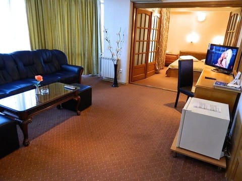 Superior Suite, 1 Bedroom, Smoking, City View | Minibar, in-room safe, desk, WiFi (free)