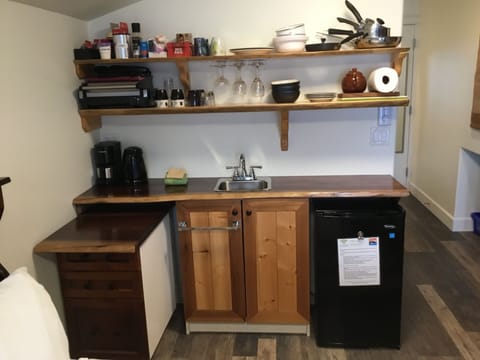 Deluxe Room, 1 Queen Bed, Accessible, Ocean View | Private kitchenette | Fridge, microwave, coffee/tea maker, electric kettle