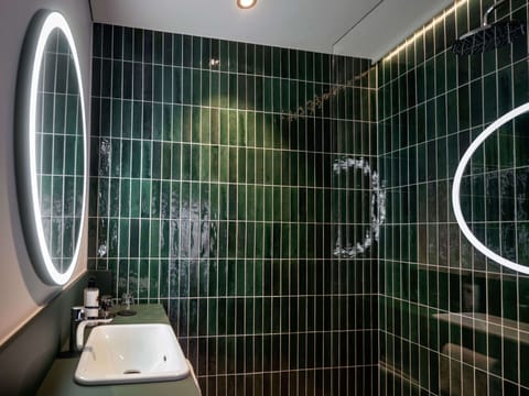 Premium Room | Bathroom | Shower, rainfall showerhead, free toiletries, hair dryer