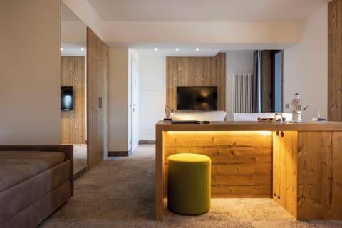 Deluxe Room | Minibar, in-room safe, desk, free WiFi