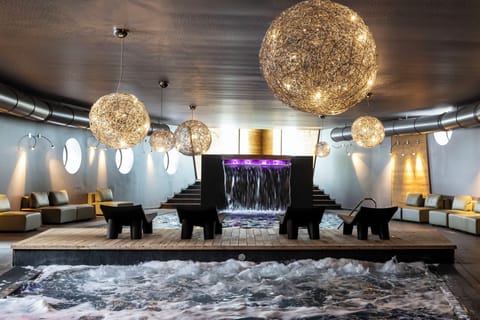 Sauna, hot tub, steam room